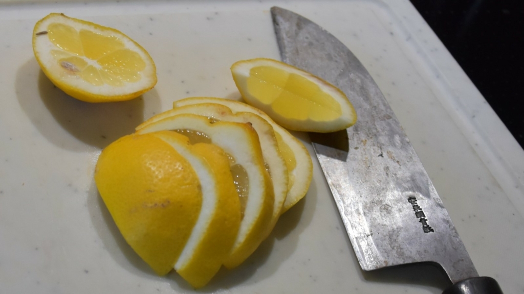 in Scheiben geschnittene Zitrone