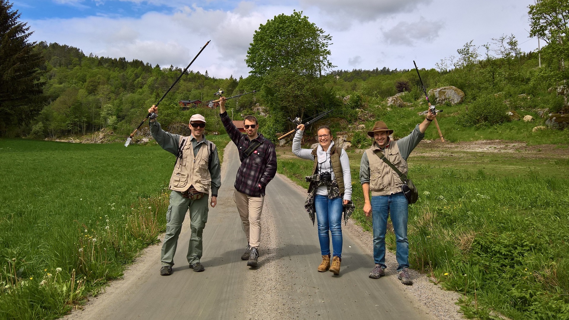 Vier Angler zeigen ihre Angelruten