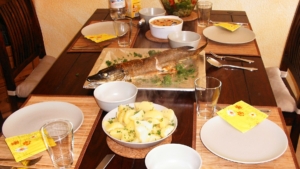 Der schmackhaft mit Salzkartoffeln servierte Ofen-Hecht im Senf-Curry-Sahne-Mantel nach dem Rezept von schonzeitvertreib.de