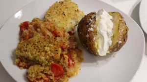 Das Zanderfilet à la Bordelaise nach dem Rezept von schonzeitvertreib.de wurde auf einem Teller neben einer leckeren Ofenkartoffel angerichtet