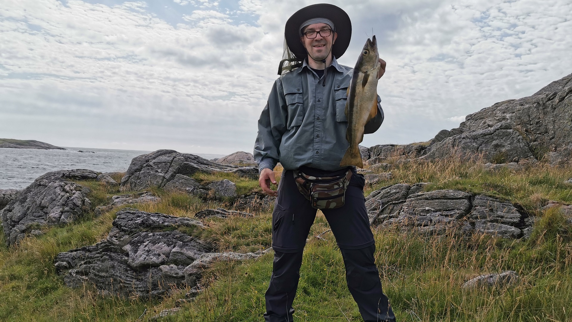 Gunnars bester Freund präsentiert stolz einen guten Pollack, den er beim Angeln an der Südküste von Skjernøya bei Mandal gefangen hat