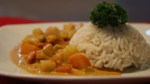 Fischcurry mit Dorsch nach dem Rezept von schonzeitvertreib.de mit Reis auf einem Teller angerichtet