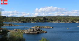 Wunderschöner Blick beim Angeln vom Nordufer der Insel Skjernoya über die Gronvika bei strahlend blauem Himmel