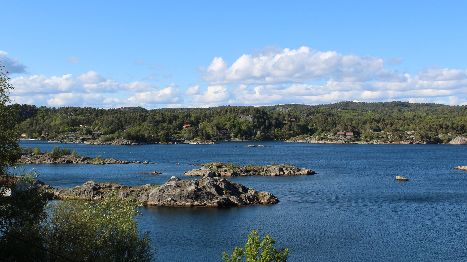 Wunderschöner Blick beim Angeln vom Nordufer der Insel Skjernoya über die Gronvika bei strahlend blauem Himmel