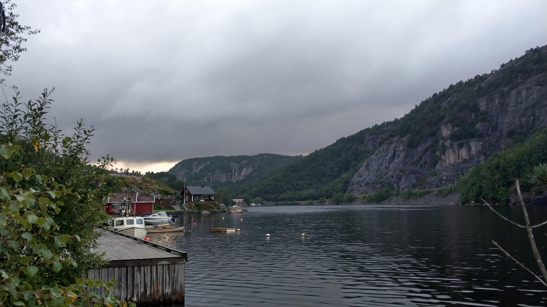 Spot zum Angeln gegenüber des Holmenfoss zwischen Kristiansand und Mandal bei bedecktem Himmel