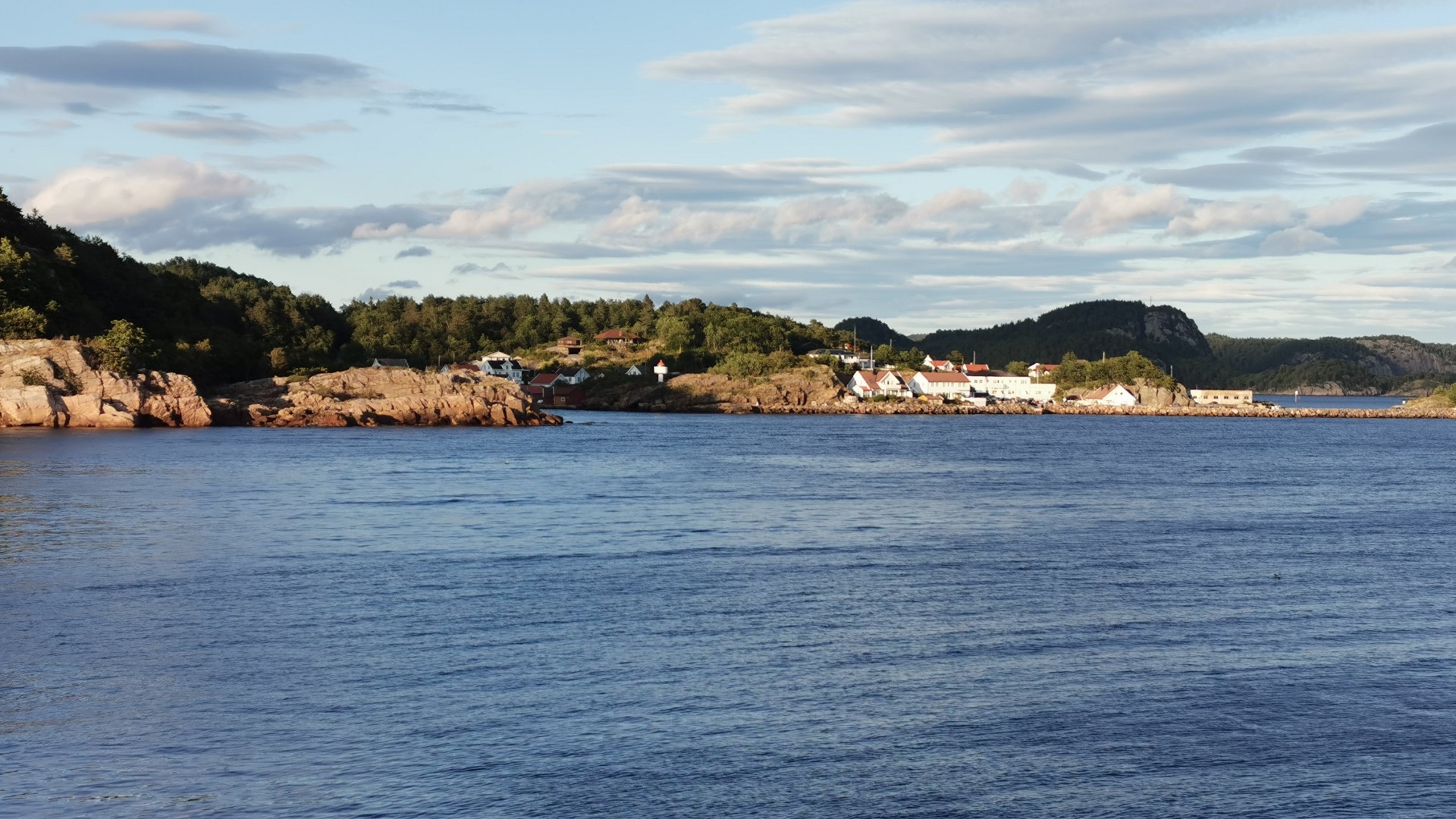 Blick auf eine Stelle nahe dem kleinen Hafen in der Lussevika bei Åvik auf dem Weg zum Angeln