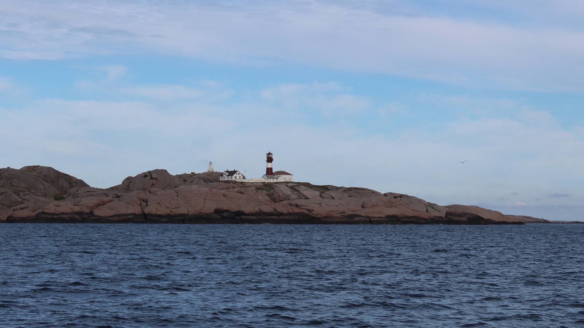 Blick von einem Offshore-Spot auf die Insel Ryvingen und den südlichsten Leuchtturm Norwegens