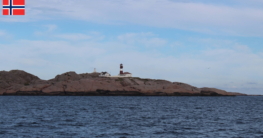 Blick von einem Offshore-Spot auf die Insel Ryvingen und den südlichsten Leuchtturm Norwegens