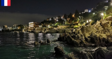 Das felsige Ufer des Meeres in Nizza bei Nacht im Licht der Straßenlaternen