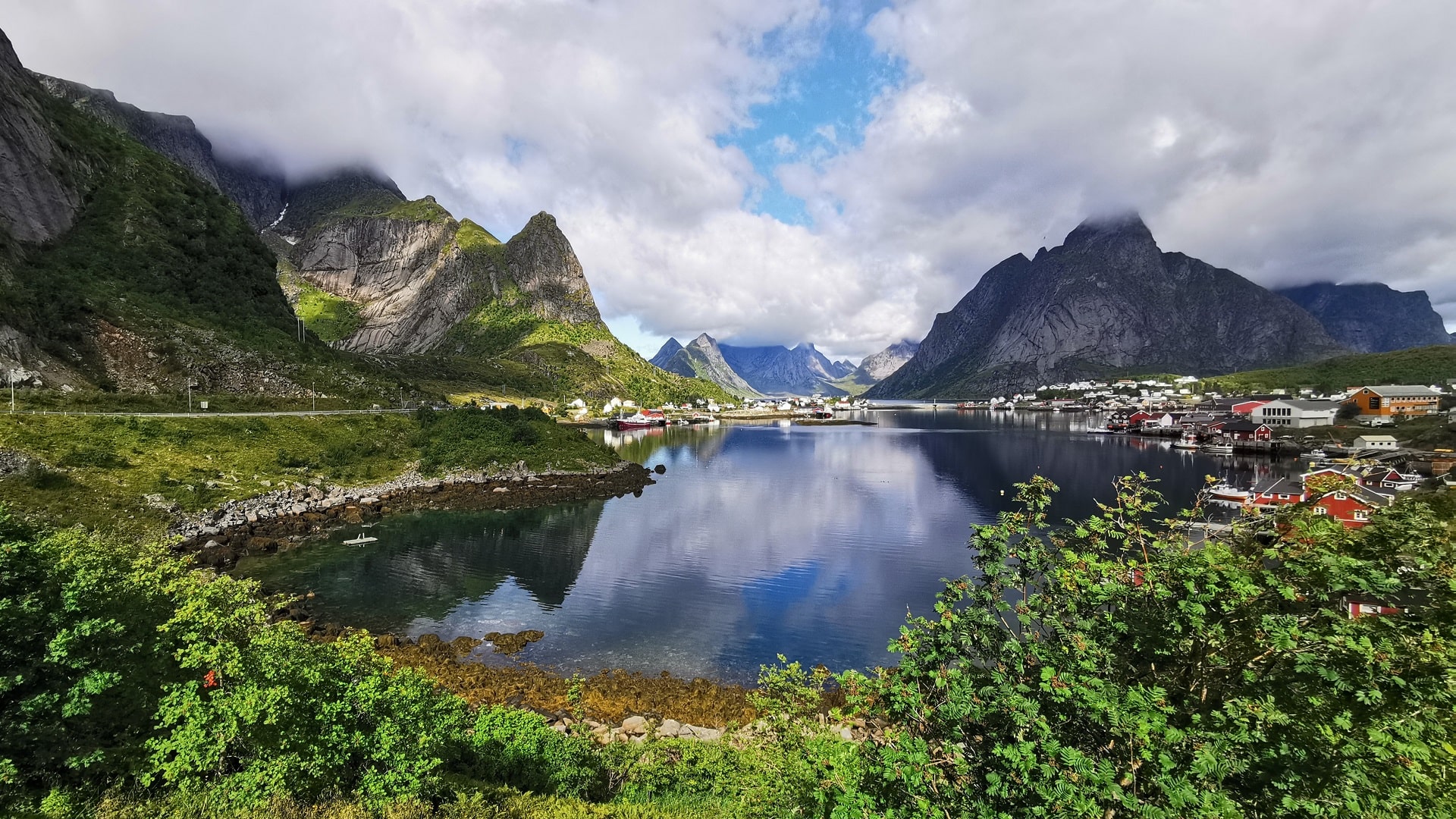 Verträumte Gravdalsbukta in Reine: Idyllische Bucht umgeben von norwegischer Architektur und majestätischen Bergen