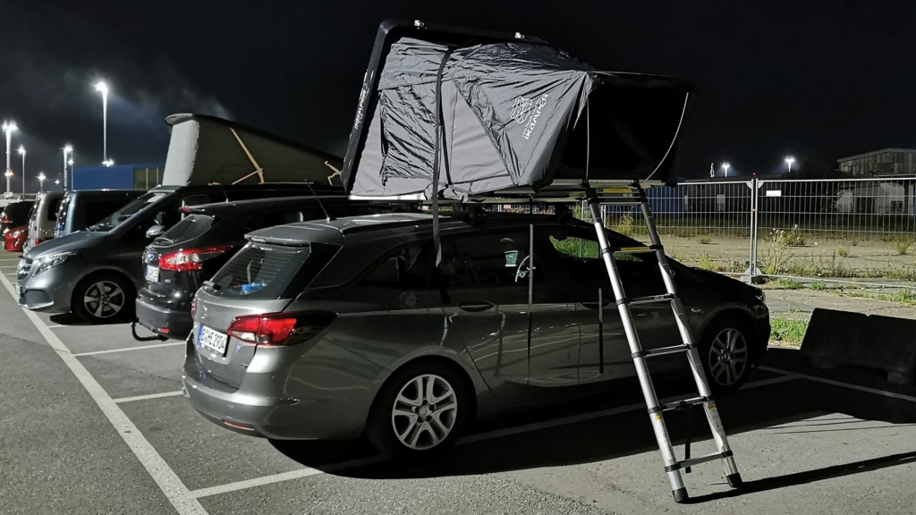 Angeln mit Dachzelt - auf dem Weg nach Hammerfest wurde das Skycamp 3.0 Mini das erste Mal auf dem Parkplatz direkt am Fährhafen in Rostock aufgebaut