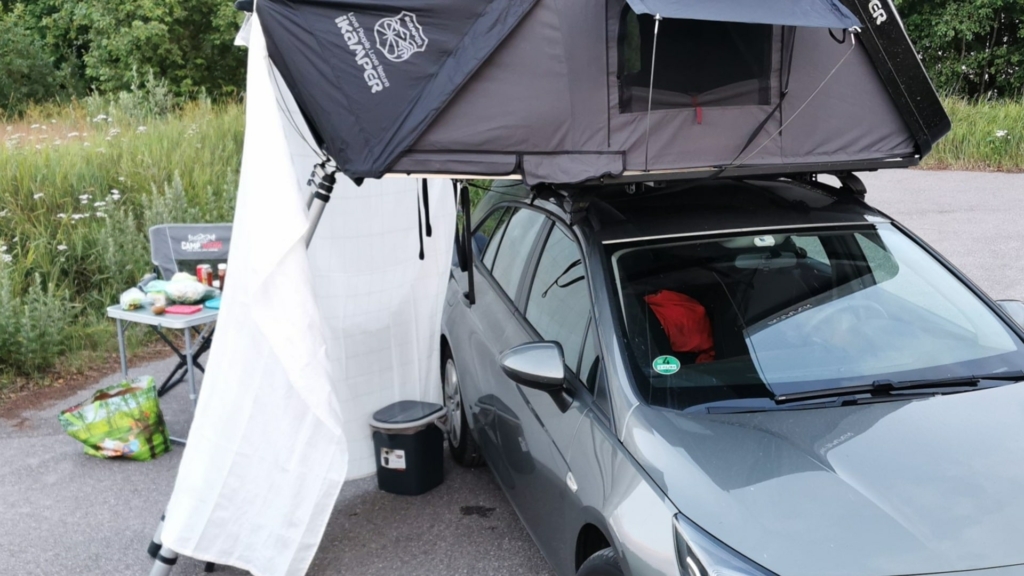 Angeln mit Dachzelt - auf dem Weg nach Hammerfest wurde auf dem zweiten Stellplatz erstmalig das mobile WC mit Duschvorhang als Sichtschutz genutzt