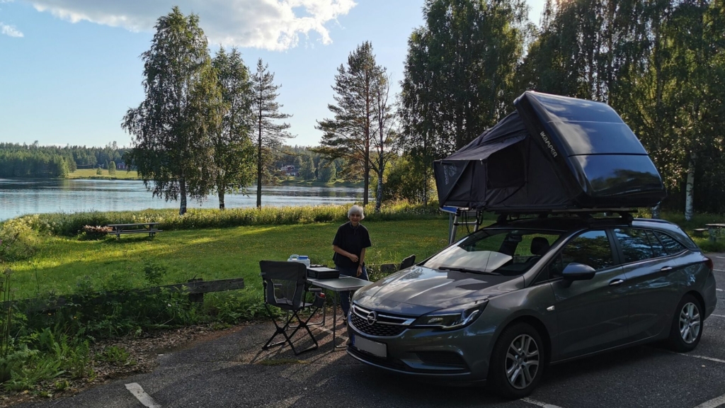 Auf dem Weg mit dem Dachzelt nach Hammerfest konnten wir am dritten Stellplatz erstmalig in einem Lachsfluss direkt vor der Zelttür angeln