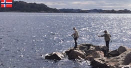 Zwei Männer angeln in Båly Brygge bei Spangereid und genießen dabei grandioses Wetter