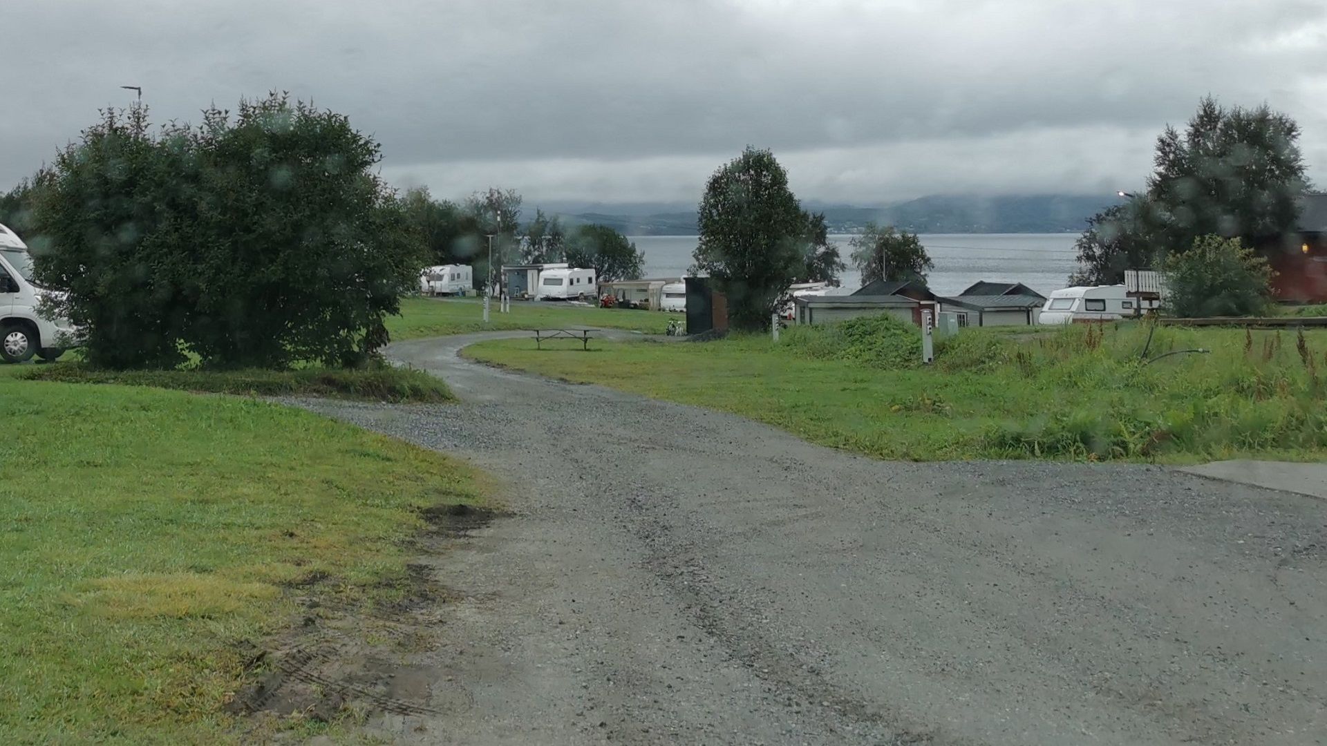 Blick von der Einfahrt auf das Camp Elvegård am Saltstraumen – idealer Ausgangspunkt zum Angeln