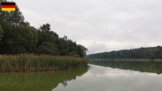 Still ruht der Beetzer See bei Kremmen unter trübem Himmel – das schilfbewachsene Ufer und das leicht getrübte Wasser prägen die Bedingungen beim Angeln an diesem ruhigen Gewässer.
