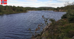 Blick vom besser zum Angeln geeigneten Ostufer über den Flatebøvatnet bei Ramsland bei gutem Wetter