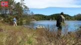 Zwei junge Männer angeln bei strahlend blauem Himmel im Hellavatnet bei Oyslebo