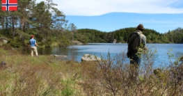 Zwei junge Männer angeln bei strahlend blauem Himmel im Hellavatnet bei Oyslebo