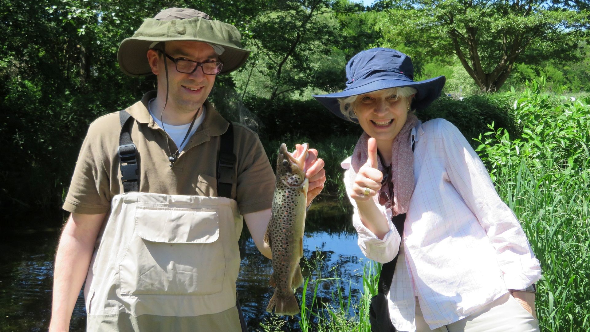 Glücksmoment beim Angeln am Rheinsberger Rhin: Ein Angler und seine Frau freuen sich über eine schöne Bachforelle, gefangen bei Zippelsförde.