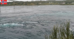 Blick über den Saltstraumen bei leichtem Regen – markante Strömungsverwirbelungen und links die Brücke, ein beeindruckender Ort zum Angeln