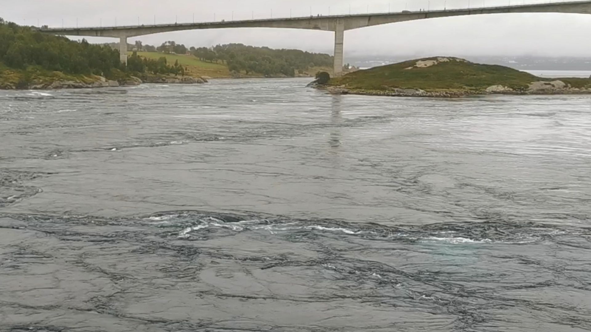 Die Brücke über den Saltstraumen bei Regenwetter – darunter starke Strömungen, idealtypisch für das Angeln