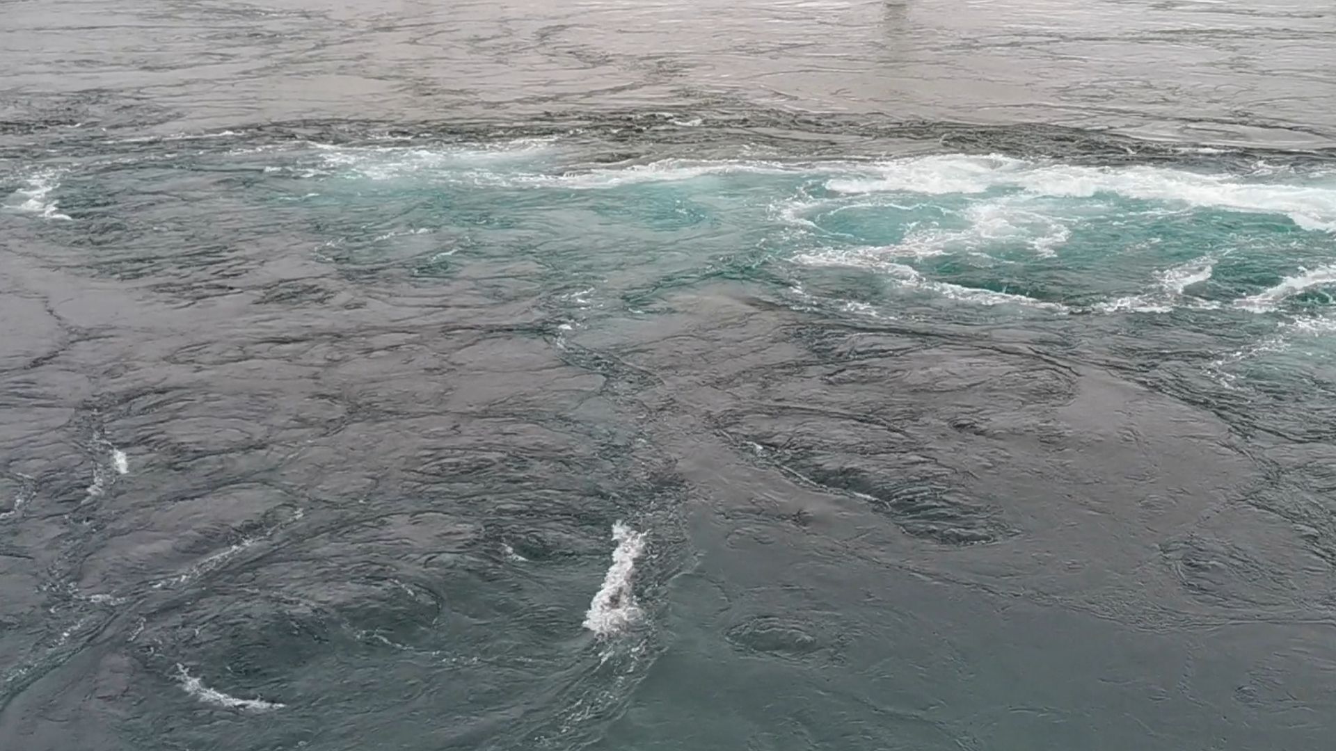 Nahaufnahme eines kräftigen Strudels im Saltstraumen – faszinierende Naturgewalt an diesem legendären Spot zum Angeln