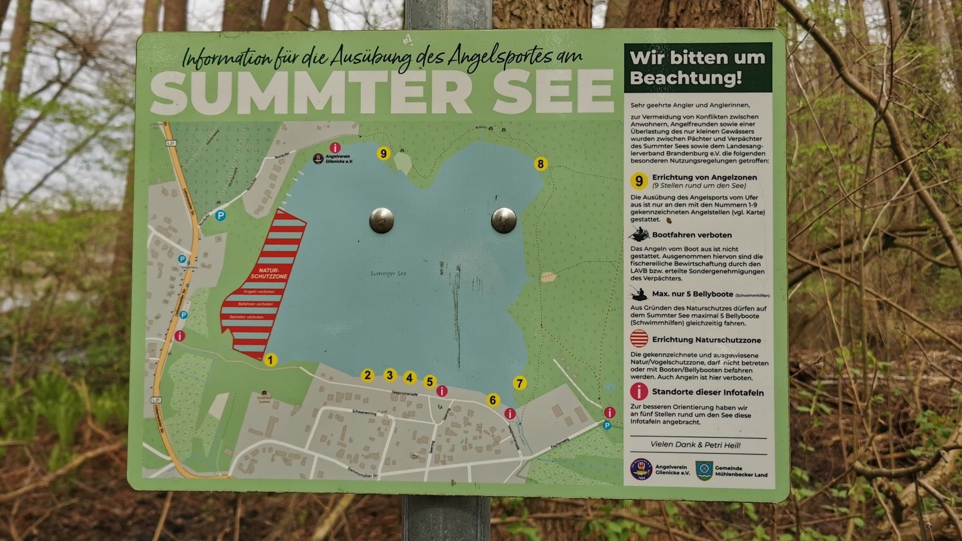 Das Hinweisschild am Summter See zeigt die markierten Angelplätze – eine wichtige Orientierungshilfe für alle, die am Summter See angeln möchten.