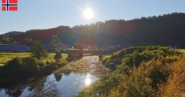Blick auf einen zum Angeln gut geeigneten schmalen ruhigen Streckenabschnitt von Zone 2 der Audna bei strahlendem Sonnenschein