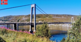 Die Kvalsundbrua bei Hammerfest an einem strahlend blauen Himmel – beliebter Spot zum Angeln