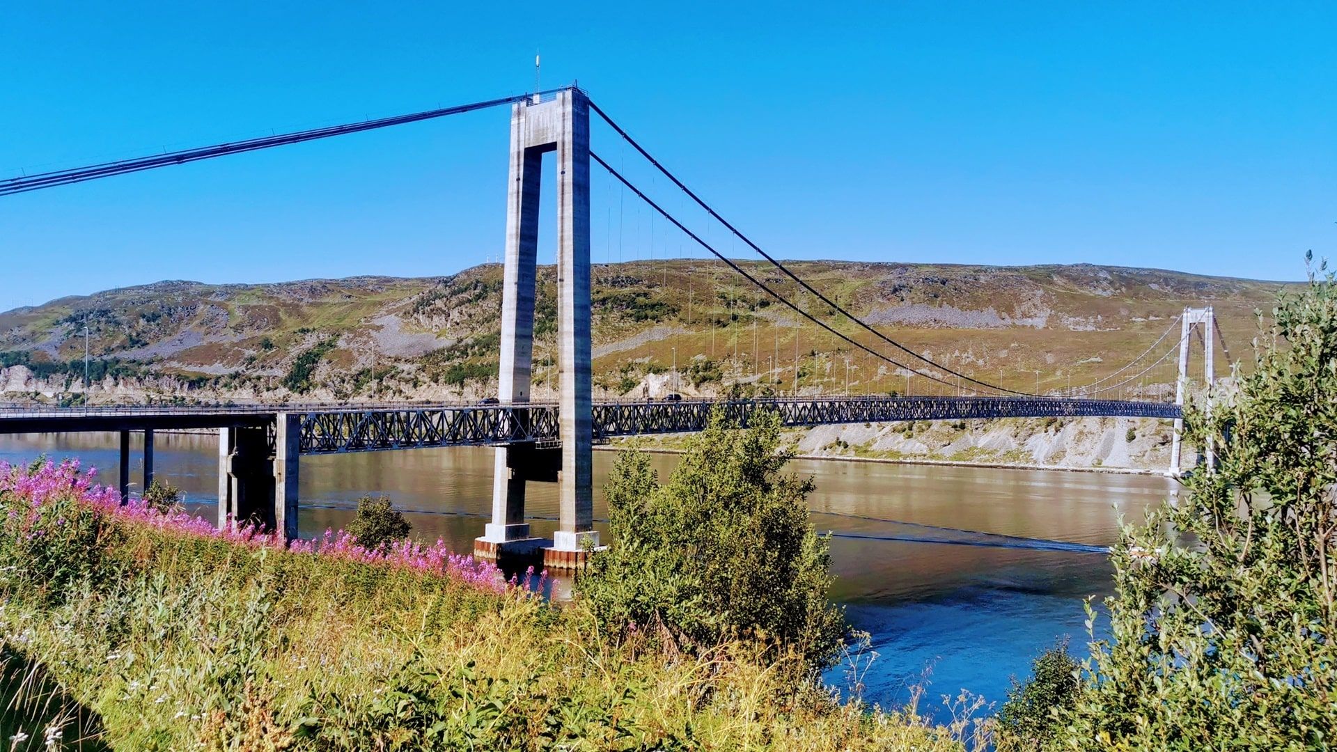 Die Kvalsundbrua bei Hammerfest an einem strahlend blauen Himmel – beliebter Spot zum Angeln