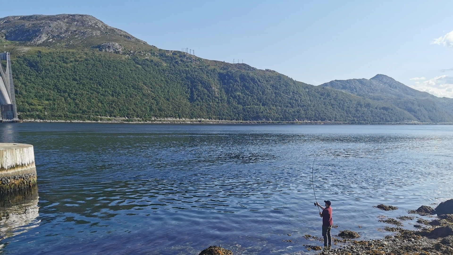 Ein Angler in Aktion an der Kvalsundbrua bei Hammerfest – perfektes Wetter und gute Bedingungen zum Angeln