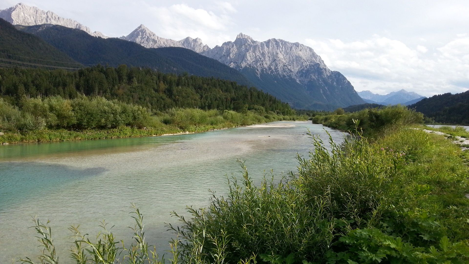 Türkisblaues Wildwasser der Isar bei Krün mit Sandbänken und kiesigem Grund, im Hintergrund das Karwendelgebirge – ideal zum Angeln in der Isar bei Krün