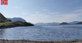 Blick Richtung Westen von der Scenic Picnic Area auf Seiland, Kiesstrand, blauer Himmel – perfekter Ausgangspunkt zum Angeln