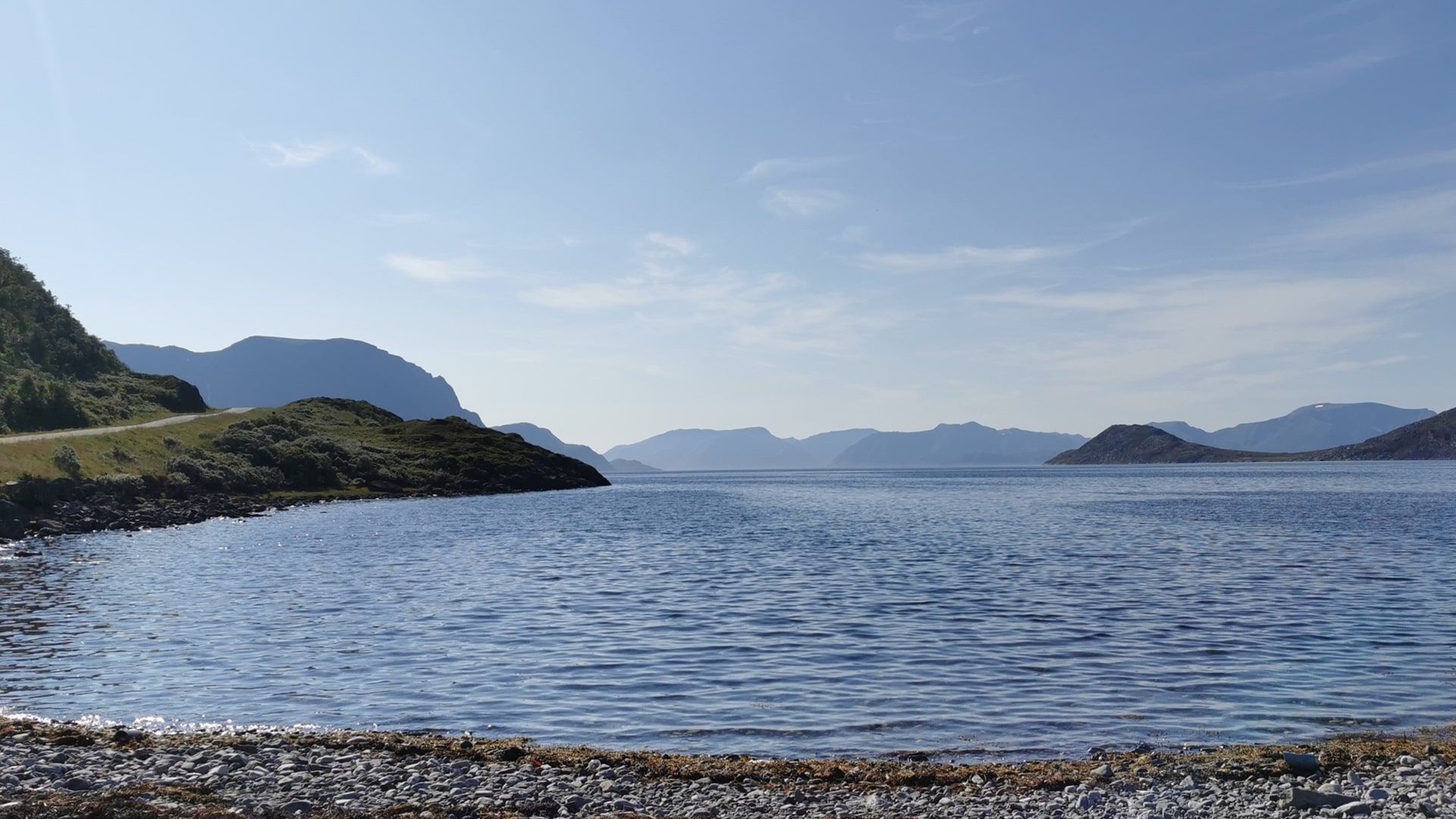 Blick Richtung Westen von der Scenic Picnic Area auf Seiland, Kiesstrand, blauer Himmel – perfekter Ausgangspunkt zum Angeln