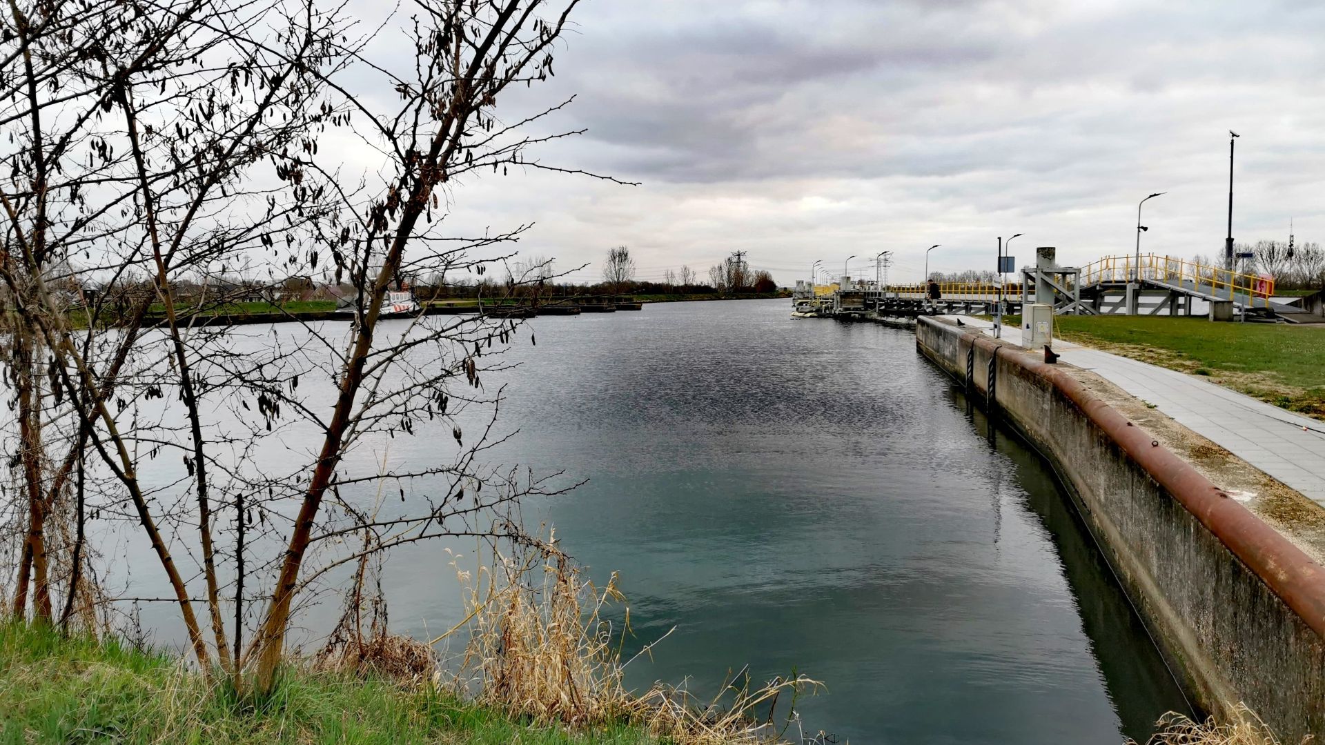 Blick auf das Nebenbecken oberhalb der Schleuse in Maasbracht bei Roermond- rechts eine Spundwand und links naturbelassenes Ufer laden zum Angeln ein