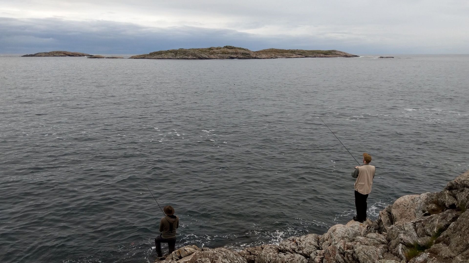 Gunnars Freunde angeln an der felsigen Südküste von Skjernøya bei Mandal, an der das Wasser direkt sehr tief abfällt
