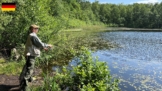 Ein Angler wirft seine Spinnrute am mittleren Pfuhl aus – Seerosen nahe am Ufer und dichter Baumbestand machen das Angeln an den Drei Heiligen Pfühlen gleichermaßen herausfordernd wie auch reizvoll