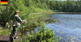 Ein Angler wirft seine Spinnrute am mittleren Pfuhl aus – Seerosen nahe am Ufer und dichter Baumbestand machen das Angeln an den Drei Heiligen Pfühlen gleichermaßen herausfordernd wie auch reizvoll