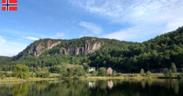 Nordende des Fjords am Holmenfoss zwischen Kristiansand und Mandal bei blauem Himmel