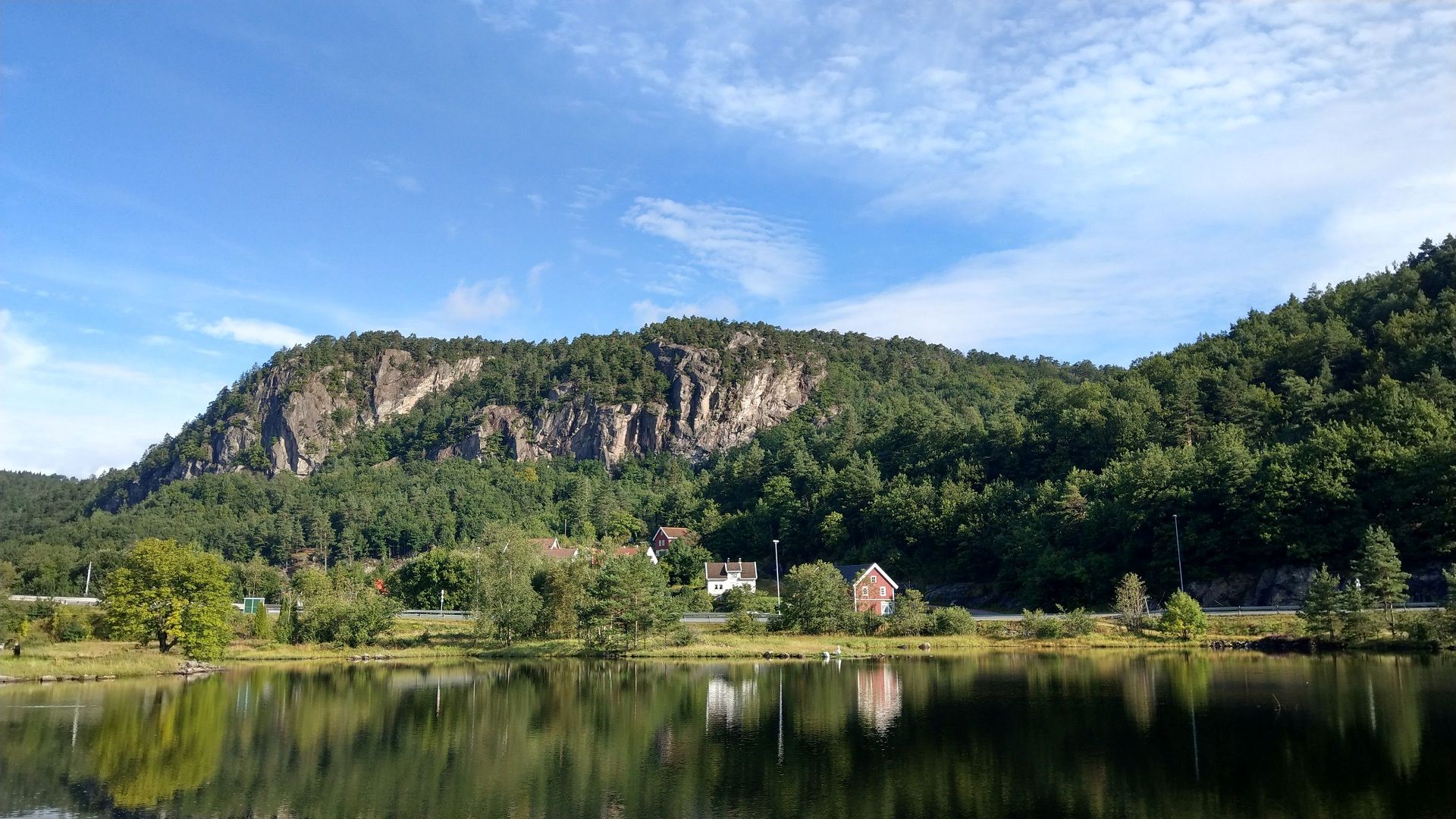 Nordende des Fjords am Holmenfoss zwischen Kristiansand und Mandal bei blauem Himmel