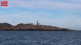 Blick von einem Offshore-Spot auf die Insel Ryvingen und den südlichsten Leuchtturm Norwegens