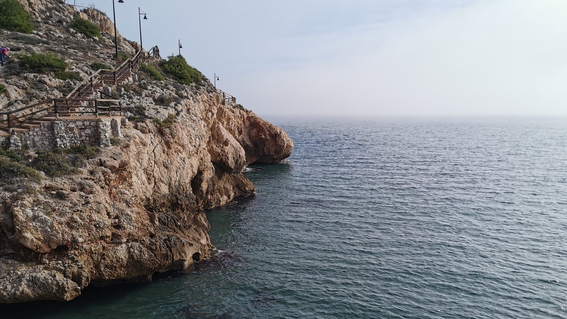 Felsen bei Rincón de la Victoria im Osten von Málaga - ein guter Platz zum Spinnfischen
