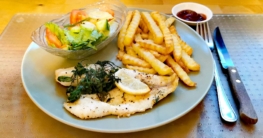 Fertig angerichtetes Barschfilet aus dem Airfryer: Serviert mit Pommes, Beilagensalat und Ketchup – das Ergebnis des Rezepts Barschfilet aus dem Airfryer