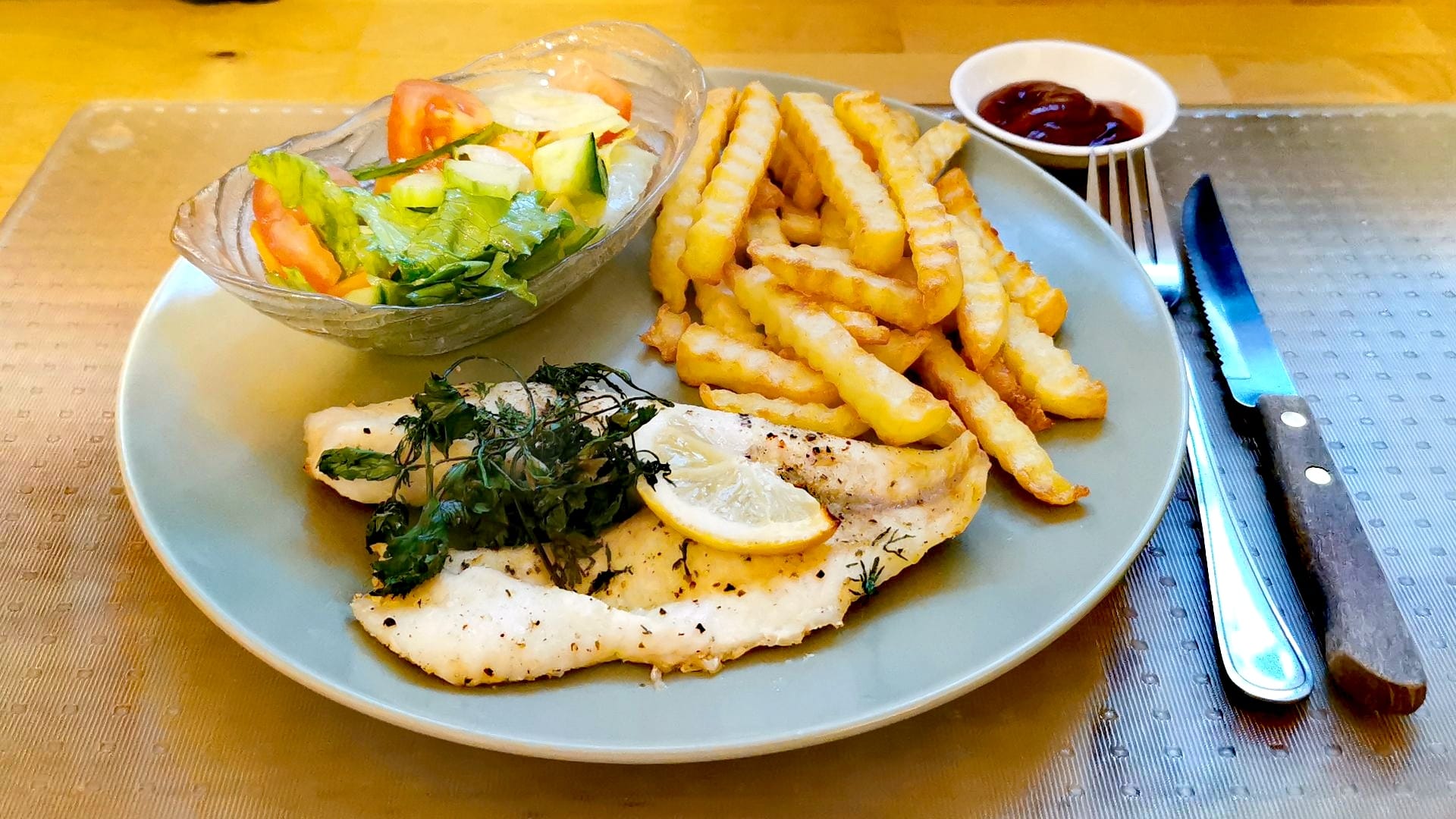 Fertig angerichtetes Barschfilet aus dem Airfryer: Serviert mit Pommes, Beilagensalat und Ketchup – das Ergebnis des Rezepts Barschfilet aus dem Airfryer