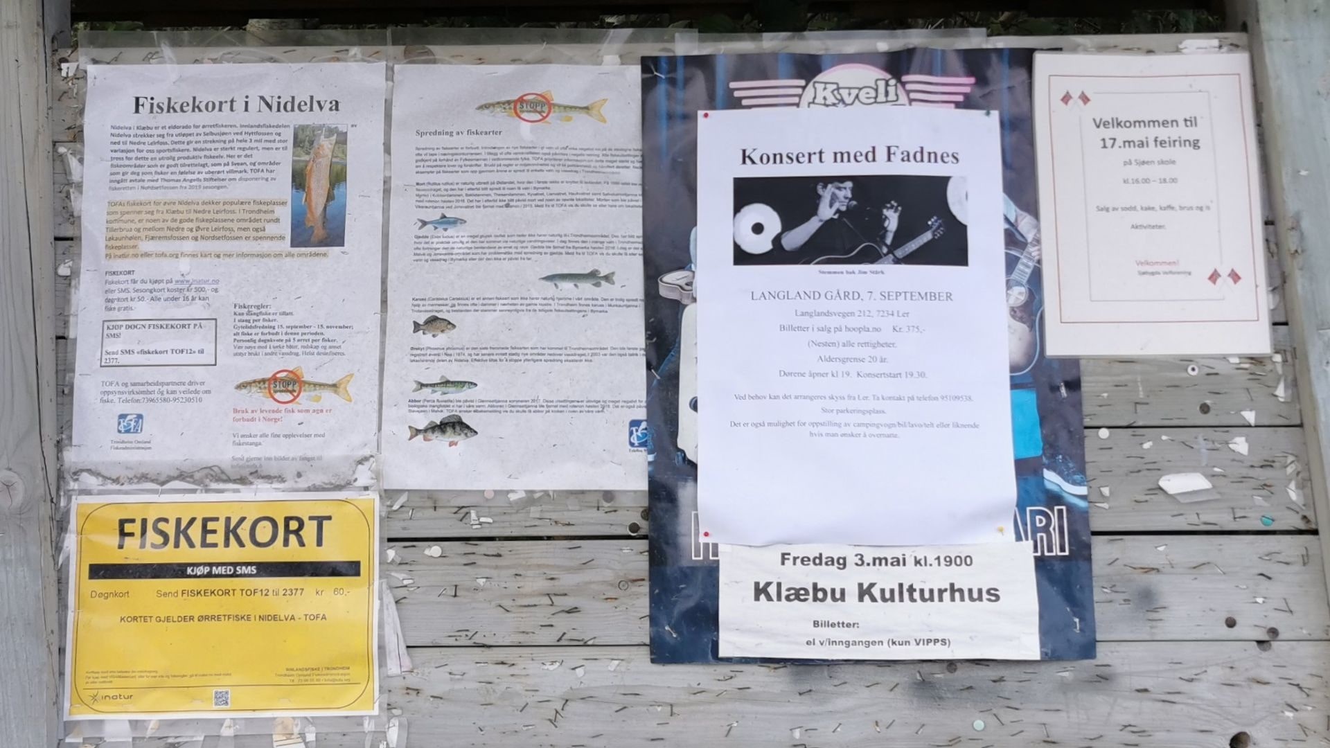 Informationstafel am Stellplatz weist auf eine günstige Angellizenz zum Angeln auf Salmoniden, Hecht und Barsch hin