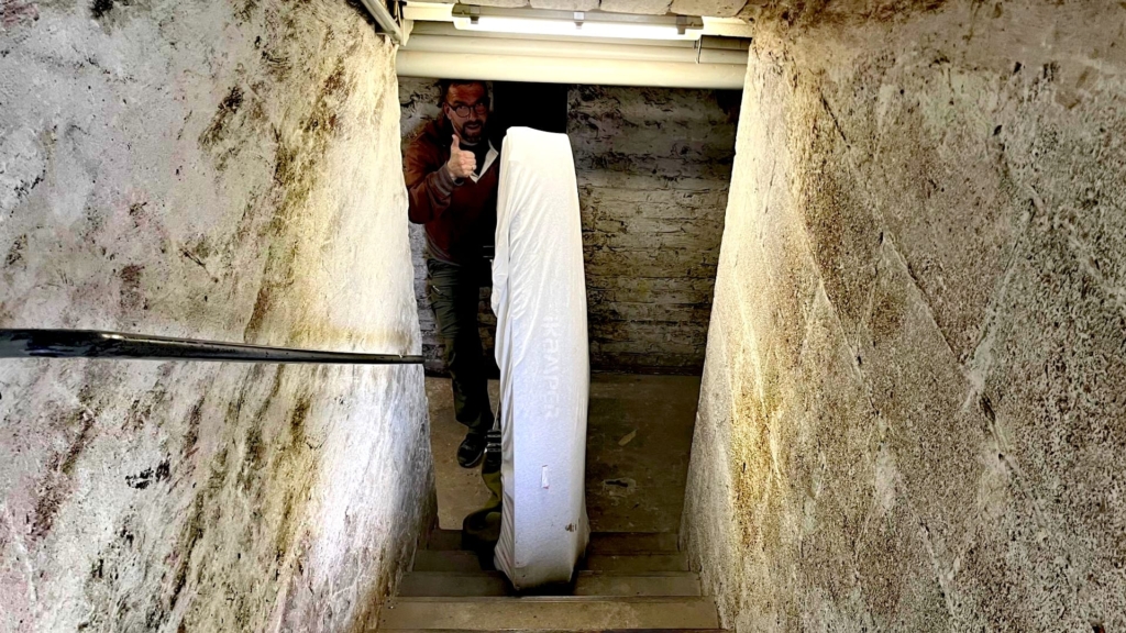 Zuversichtlicher Blick des Autors an der Kellertreppe – das Dachzelt fürs Angeln mit Dachzelt wird gleich nach oben getragen.