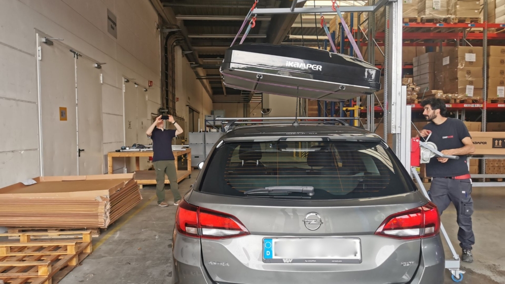 Professionelle Dachzelt-Montage auf dem Autodach in der CAMPWERK-Werkstatt – ein Bild aus der letzten Serie Angeln mit Dachzelt