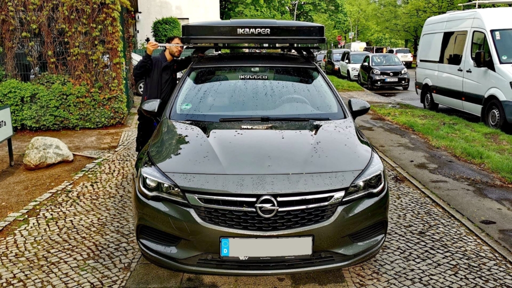 Zelt wird auf dem Auto mit Zollstock ausgerichtet – präzise Vorbereitung der Dachzelt-Montage in Eigenregie.