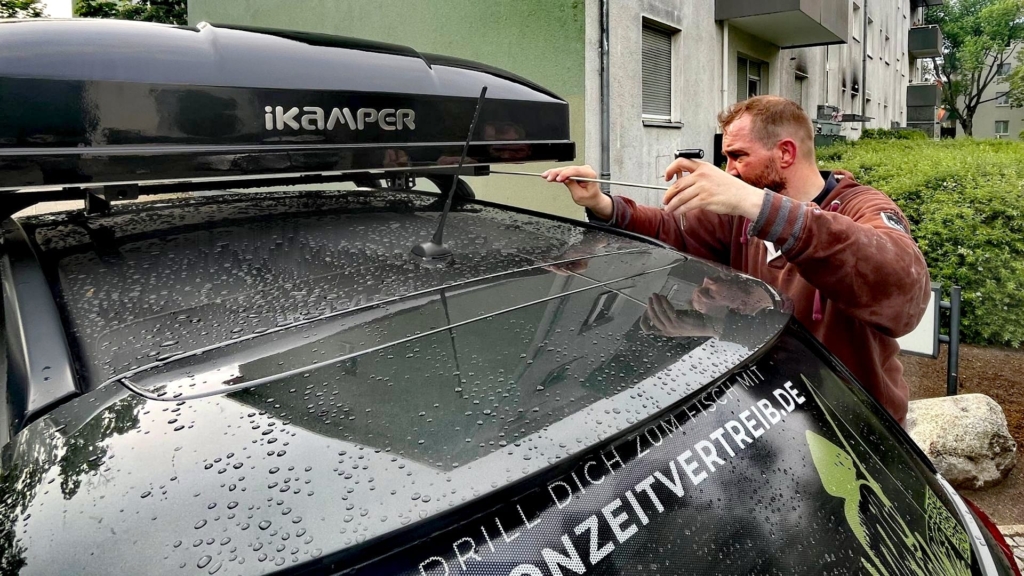 iKamper-Bracket-System wird mit Spezialwerkzeug angezogen – finale Arretierung bei der Montage fürs Angeln mit Dachzelt.